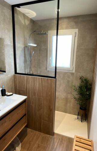 nouvelle salle de bain moderne et confortable