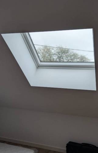 Fenêtre de toit apportant de la lumière dans les combles à La Murette