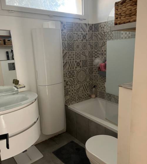Salle de bain contemporaine dans un petit espace