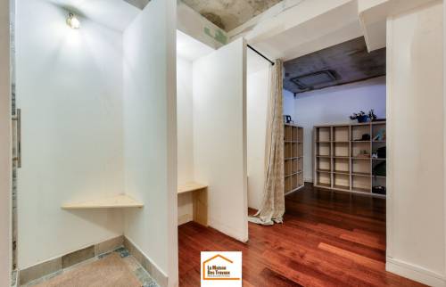 vestiaire dans une salle de yoga