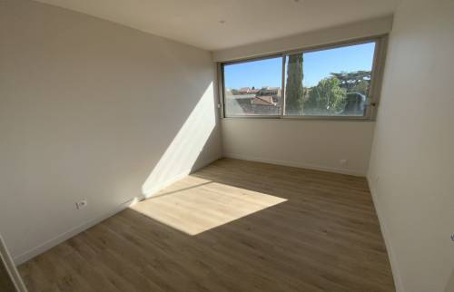 Chambre sol parquet moderne La Maison Des Travaux Alès