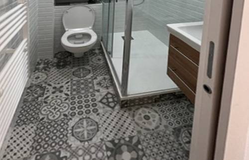 Salle de bain rénovée WC et douche