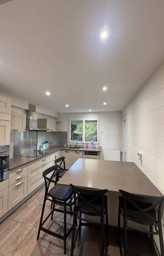 Rénovation de maison près de Vigneux-de-Bretagne : isolation sous toiture, VMC, PAC air/air et peinture pour un meilleur confort cuisine après