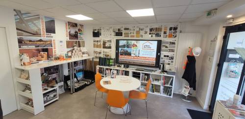 Espace de travail intérieur de l'agence La Maison Des Travaux de Brie-Comte-Robert 77170