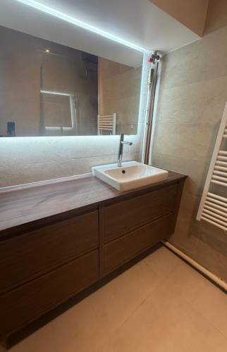 Rénovation complète d’une salle de bain moderne avec douche à l’italienne à Paris 17