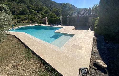 résultat après la mise en place de travertin