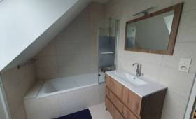 Salle d’eau terminée avec baignoire spacieuse 