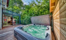 Un joli jacuzzi pour profiter en famille ou entre amis