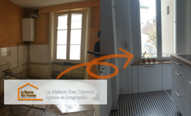 Comparaison avant-après de la rénovation, montrant la transformation complète d’une cuisine vétuste en un espace moderne et accueillant.