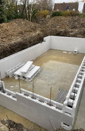 Elévation des murs en blocs à bancher 