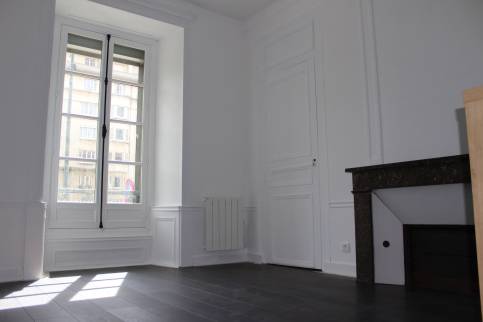 Rénovation d'appartement avec murs et plafond peints en blanc dans le salon - Les Arcs 83