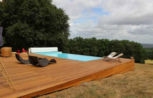 terrasse en bois avec une belle piscine tendance