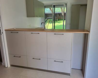 Des meubles installés côté couloir, pour plus de rangements