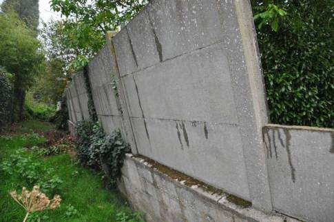 Ancienne clôture mitoyenne endommagée par les intempéries avant rénovation extérieure - Evry-Grégy-sur-Yerres 77166