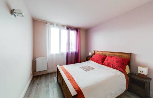 Chambre lumineuse avec décoration moderne
