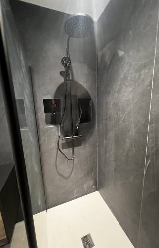 Relooking complet d’une salle de douche en Haute-Savoie