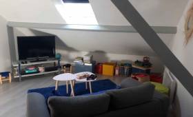 Espace salon télé aménagé dans les combles