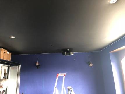 Pose d'une toile tendue dans une maison près d'Aix-les-Bains