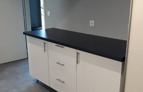 Autre vue du coin buanderie avec un plan de travail