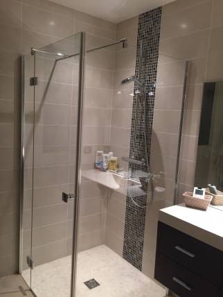 Douche cabine carrelée avec faïence décorative