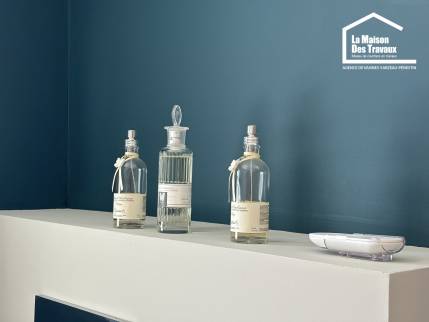 mur peinture bleu fonce salle de bain vannes