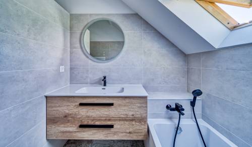 la seconde salle de bain, avec baignoire