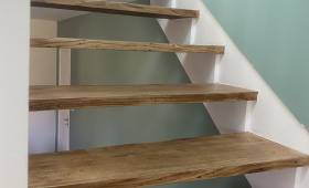 Rénovation marche d'escalier en bois à Vannes