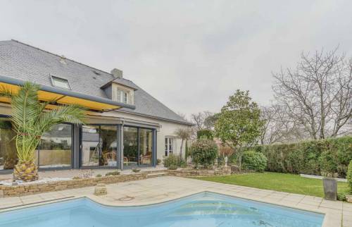 Vue véranda sur la piscine