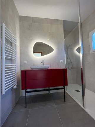 Nouvelle salle de bain rénovée avec son miroir rétro éclairé - Nantes 44