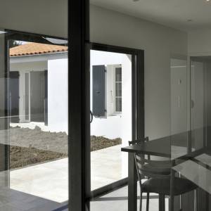 Vue sur le jardin de la maison à Saint Pierre d'Oléron