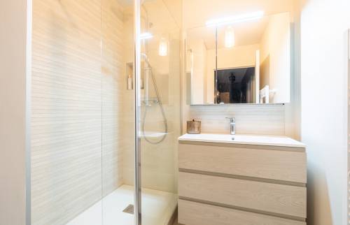 Le meuble vasque et son miroir