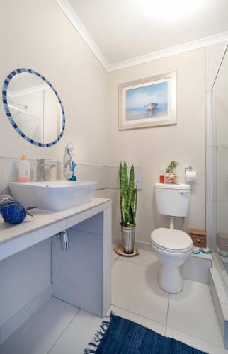 Rénovation d'appartement - étape salle d'eau - pose WC, lavabo sur tablette et miroir avec décor grès assortie au carrelage  receveur douche - Cergy Pontoise - 95000 - 