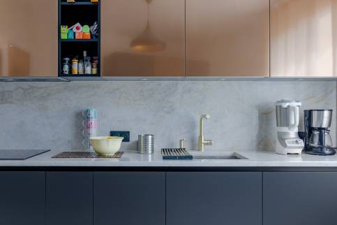 Fontaines Saint Martin (69270) : zoom sur l'espace evier / cuve sous plan