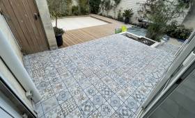 Création de terrasse en carreaux de ciment et aménagement de contours de piscine - Solliès-Pont 83210