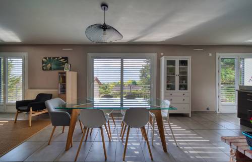 Pièce de vie très lumineuse grâce à la belle ouverture de fenêtre