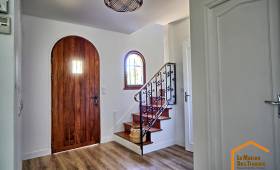 Rénovation d’une entrée avec escalier et éléments bois à proximité de Sautron après