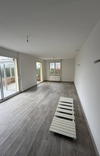Rénovation d’une maison près de Couëron : rafraîchir les murs et moderniser la salle de bain entre deux locations salon