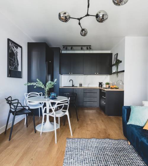 Un salon vielli rénové en un espace lumineux et moderne,alliant confort et design.