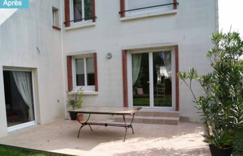 Terrasse habillée de carrelage grès cérame 