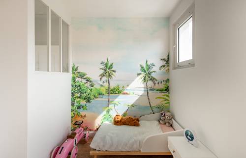 Lit simple et décoration tropicale pour une chambre d'enfant à Le Pecq.