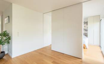 Porte coulissante cachée à Boulogne-Billancourt : Une solution moderne et élégante.