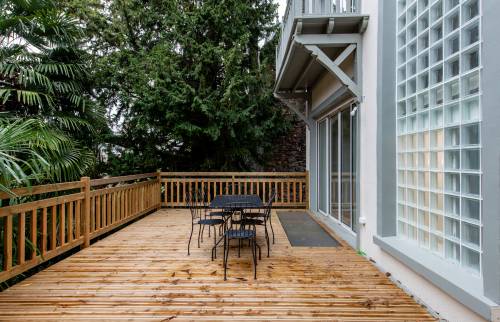 Détail de la structure en bois de la terrasse rénovée à Sèvres