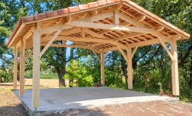Auvent en bois de 39 m² reconstruit à Larroque-Saint-Sernin après la chute d’un arbre lors d’une tempête.
