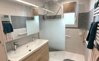 Grande douche à receveur plat