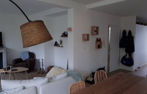 Parquet au sol et mur blanc pour ouvrir les volumes 