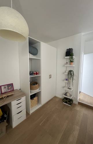 un placard sur mesure et des murs tout en blanc pour otpimiser l'espace - LMDT Yvelines