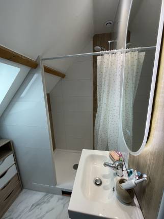 Salle de bain sous combles après rénovation (Cambes-en-Plaine 14610)