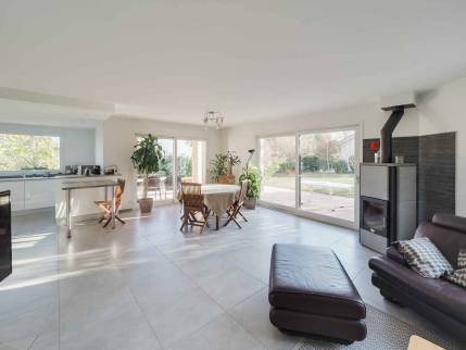 Rénovation maison – Pièce de vie spacieuse et rénovée