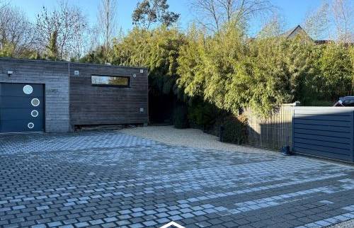 Vue d’ensemble du pavage extérieur après travaux – réalisation La Maison Des Travaux Saint-Brieuc