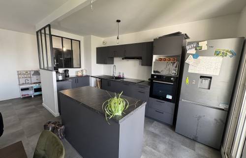 Verrière d’atelier terminée avec vue sur la cuisine rénovée à Bruz